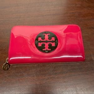 Tory Burch Women's Red Black Big Logo Patient Leather 8" Zip Around Card Wallet